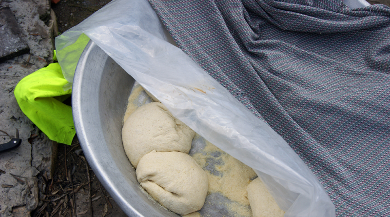 Ungeformte Teigballen für Brot