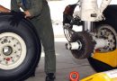 Liquiditätsmangel Symbolfoto Radwechsel Flugzeug – Von Susan Cornell – http://www.navy.mil/view_image.asp?id=27116, Gemeinfrei, Link
