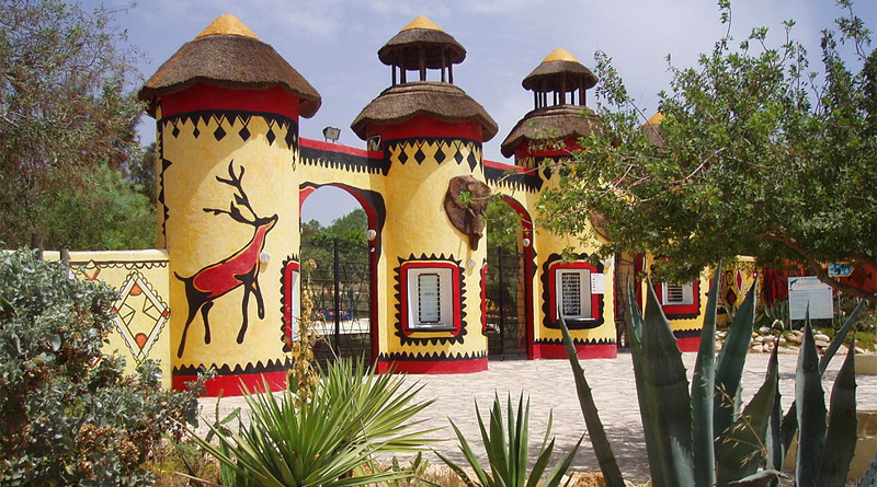 Eingang des Friguia Parks - Bild: Wakowlk — Travail personnel, CC BY-SA 3.0, https://commons.wikimedia.org/w/index.php?curid=24597728
