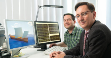 Sebastian Ritz (l.) und Thomas Kirstein untersuchten die Seegangseigenschaften römischer Handelsschiffe. Sebastian Ritz erstellte dazu ein computerbasiertes Schiffsmodell, das auf dem linken Bildschirm zu sehen ist. Lupe © TU Berlin/PR/Dominic Simon