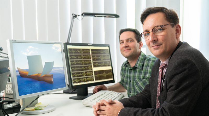 Sebastian Ritz (l.) und Thomas Kirstein untersuchten die Seegangseigenschaften römischer Handelsschiffe. Sebastian Ritz erstellte dazu ein computerbasiertes Schiffsmodell, das auf dem linken Bildschirm zu sehen ist. Lupe © TU Berlin/PR/Dominic Simon