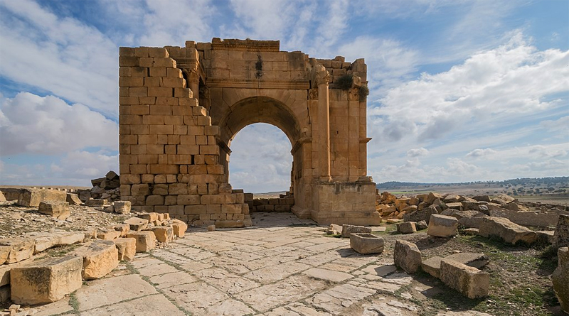 Triumphbogen zu Ehren des Kaisers Septimius Severus - Bild: Von IssamBarhoumi - Eigenes Werk, CC BY-SA 4.0, https://commons.wikimedia.org/w/index.php?curid=73214438
