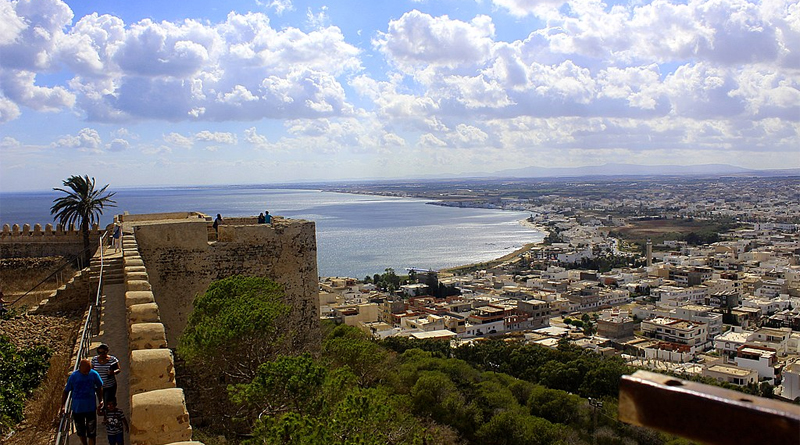 Blick vom Fort auf Kelibia - Bild: Par Sami Mlouhi — Travail personnel, CC BY-SA 4.0, https://commons.wikimedia.org/w/index.php?curid=51301556