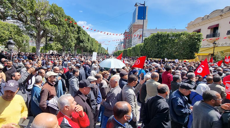 Demonstration an der Avenue Habib Bourguiba vor dem Stadttheater